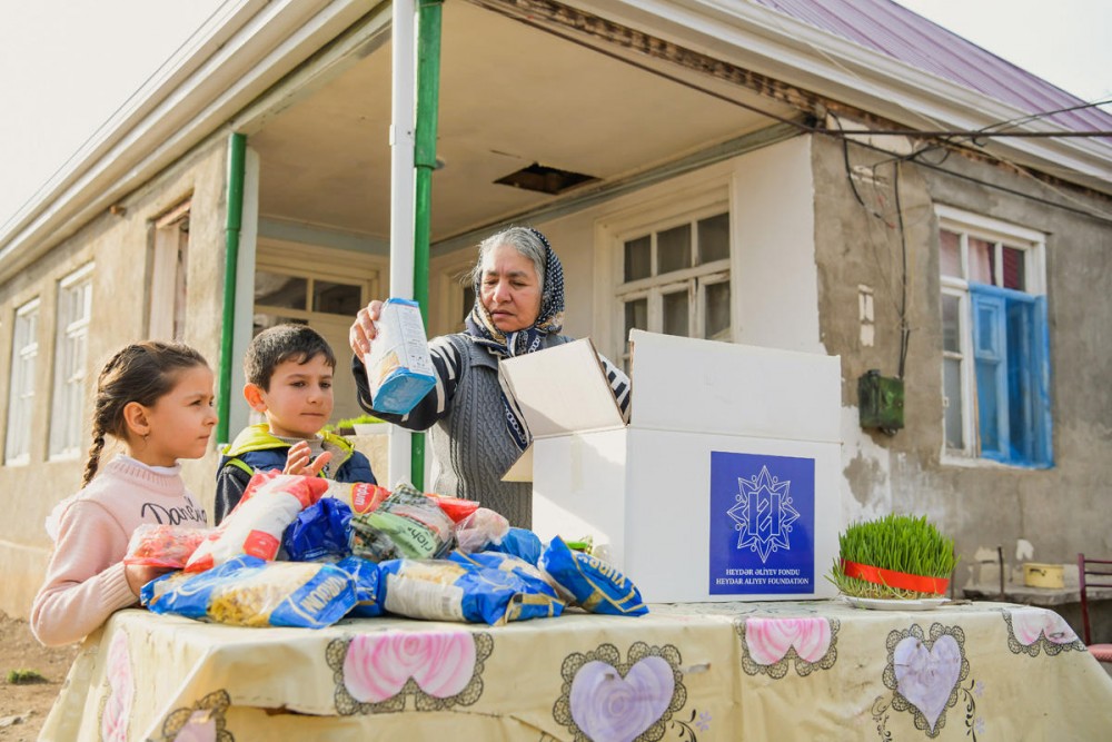 Aztəminatlı ailələrə Novruz sovqatları paylanıldı - FOTOLAR