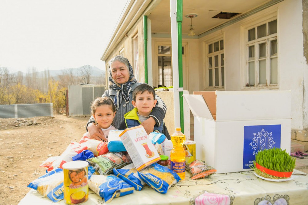 Aztəminatlı ailələrə Novruz sovqatları paylanıldı - FOTOLAR