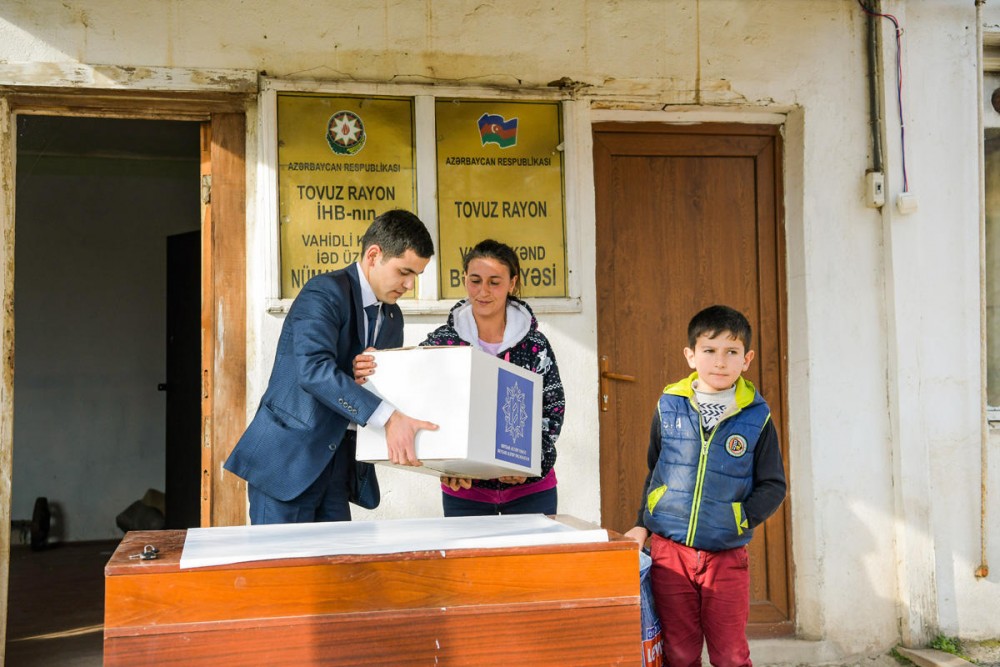 Aztəminatlı ailələrə Novruz sovqatları paylanıldı - FOTOLAR