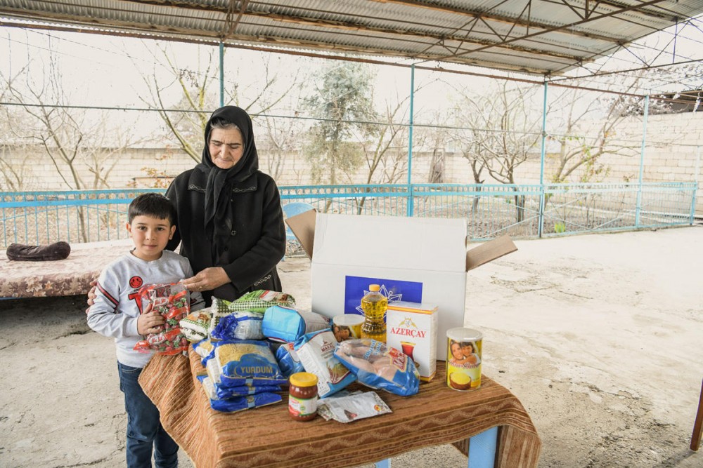 Aztəminatlı ailələrə Novruz sovqatları paylanıldı - FOTOLAR