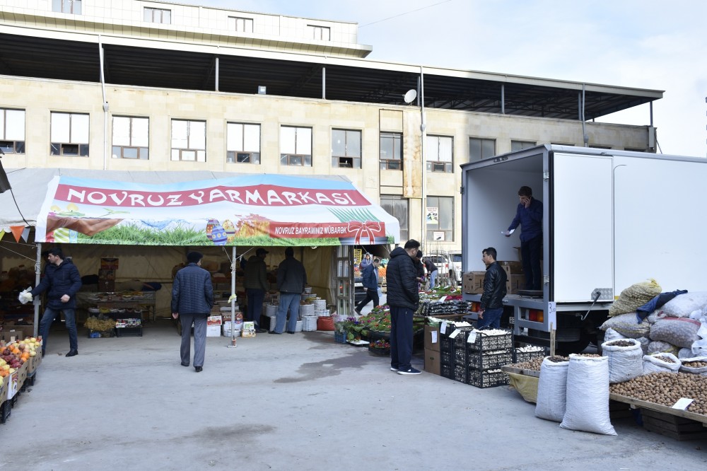 Xanım başçı yarmarkada - FOTOLAR