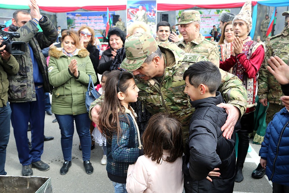 Zakir Həsənov əsgərlərlə bayram süfrəsində - VİDEO + FOTO