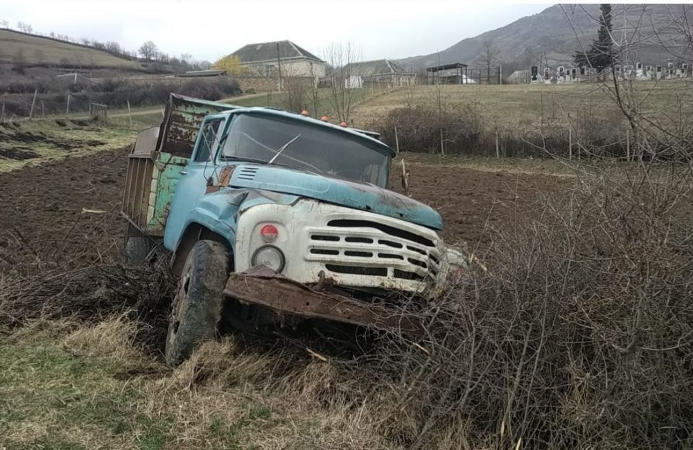 Gənc yük maşının altında qalaraq öldü: atasının gözləri qarşısında... -FOTO