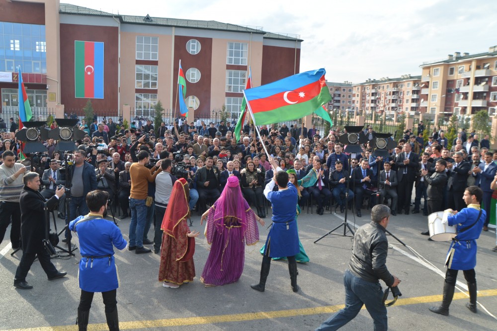 Komitə sədri Kosa ilə yumurta döyüşdürdü - FOTO