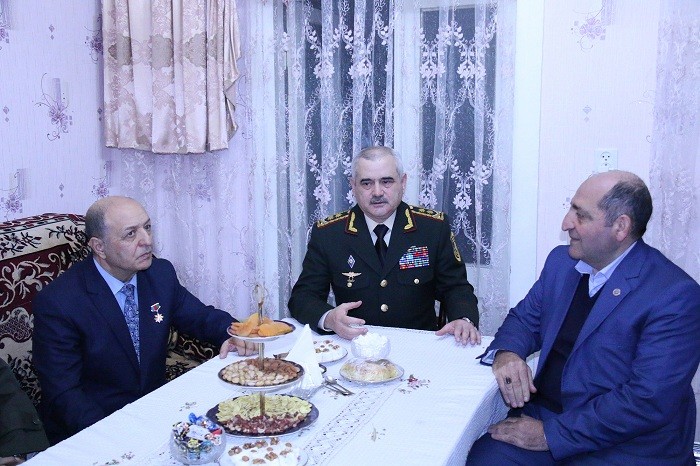 General iki oğlu şəhid olan ailəyə baş çəkdi - FOTOLAR