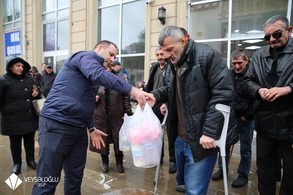 “Veysəloğlu” Qarabağ veteranları, şəhid və aztəminatlı ailələrə Novruz sovqatı payladı  - FOTO