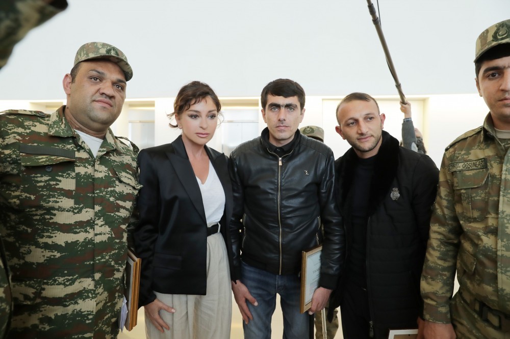 Mehriban Əliyeva protezlərlə təmin olunan hərbçilərlə görüşdü - FOTOLAR