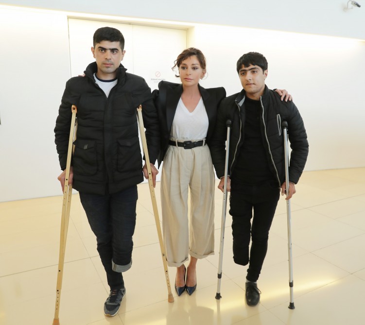 Mehriban Əliyeva protezlərlə təmin olunan hərbçilərlə görüşdü - FOTOLAR