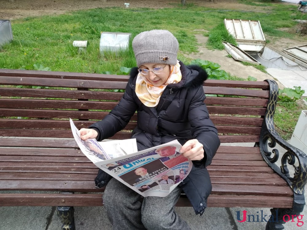 Şəhər əhalisi "Unikal" qəzetini belə oxudu - FOTOLAR