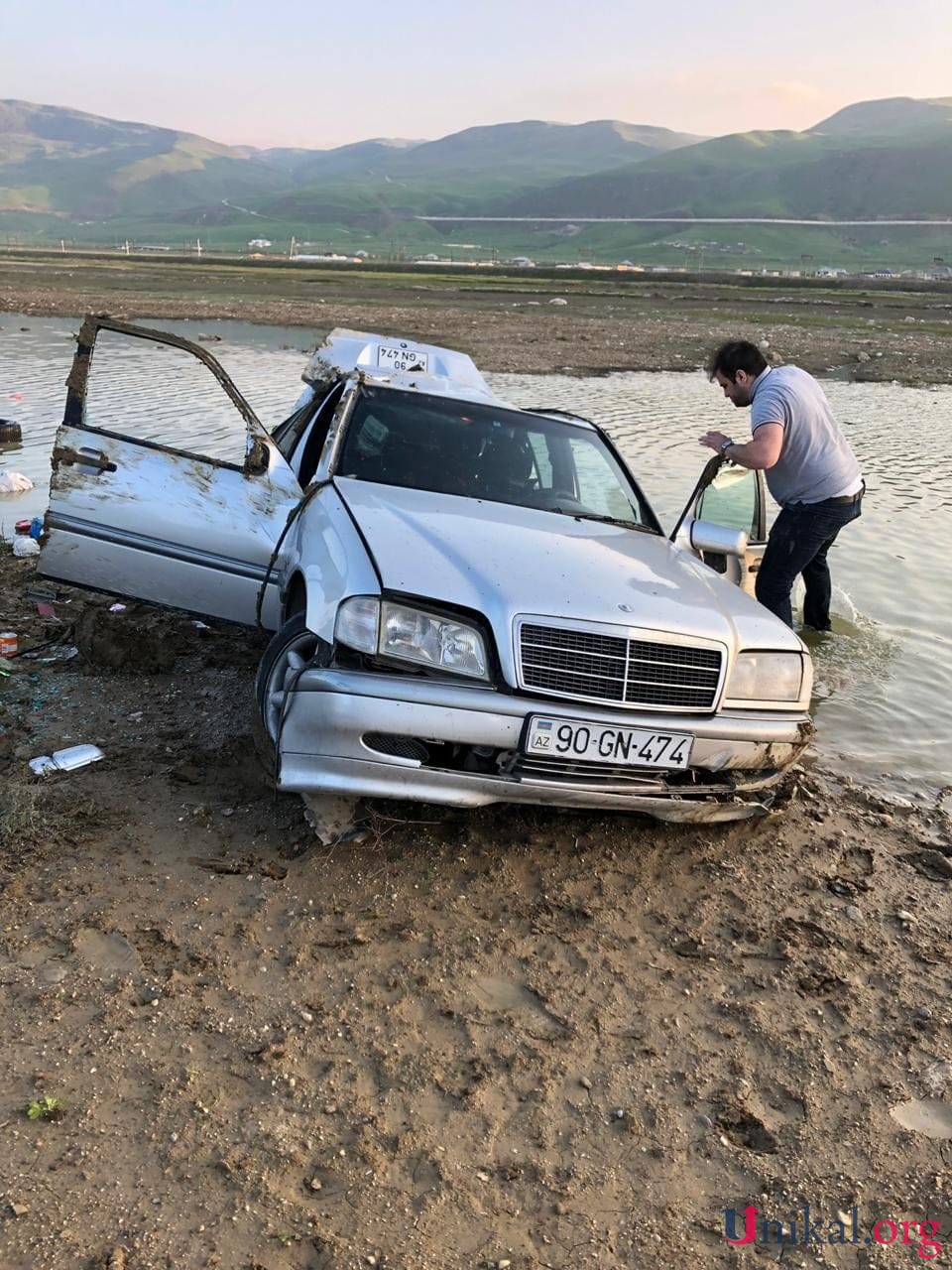 Siyəzəndə avtomobil yoldan çıxaraq gölə girdi: yaralılar VAR - FOTOLAR