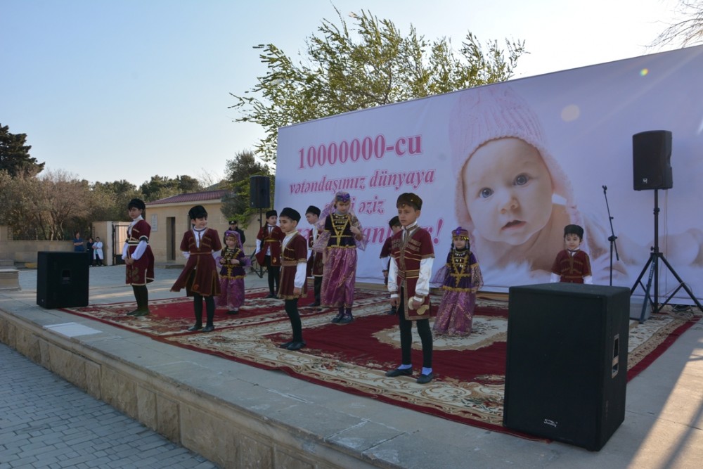 Qaradağda on milyonuncu sakinin şərəfinə atəşfəşanlıq oldu - FOTOLAR