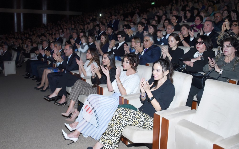 Mehriban Əliyeva və qızları məşhur pianoçunu dinlədilər - FOTO