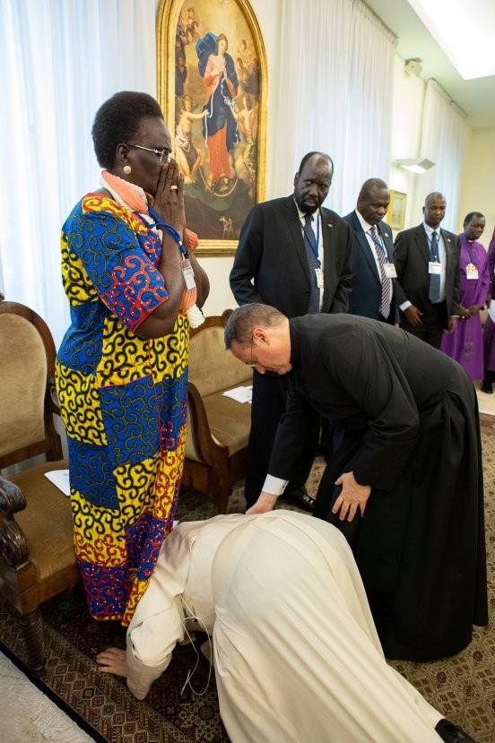 Roma Papası prezidentin ayağından öpdü - FOTO
