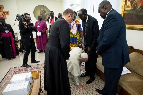 Roma Papası prezidentin ayağından öpdü - FOTO