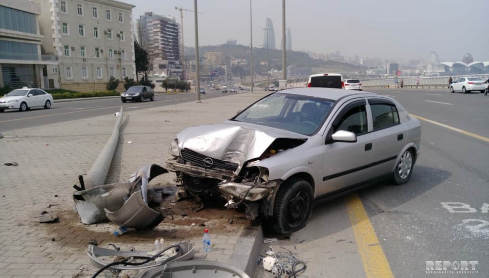 "Opel" yoldan çıxaraq işıq dirəyini dibindən qırdı - FOTO (VİDEO)