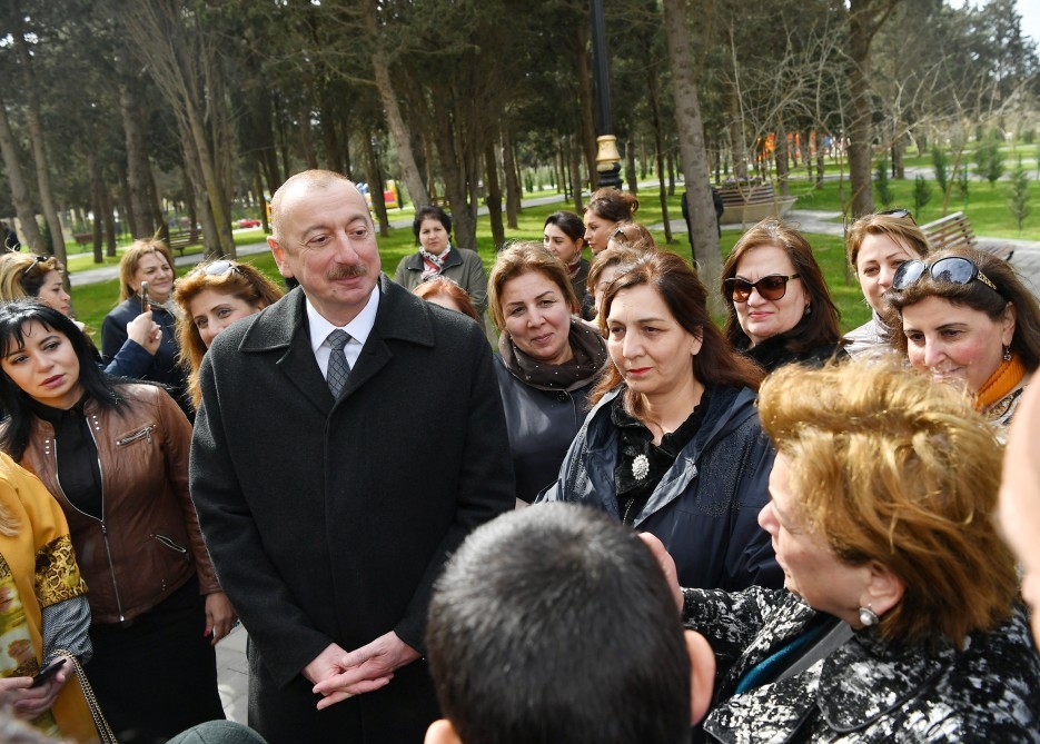 Prezident və xanımı parkda sakinlərlə bir arada - FOTOLAR