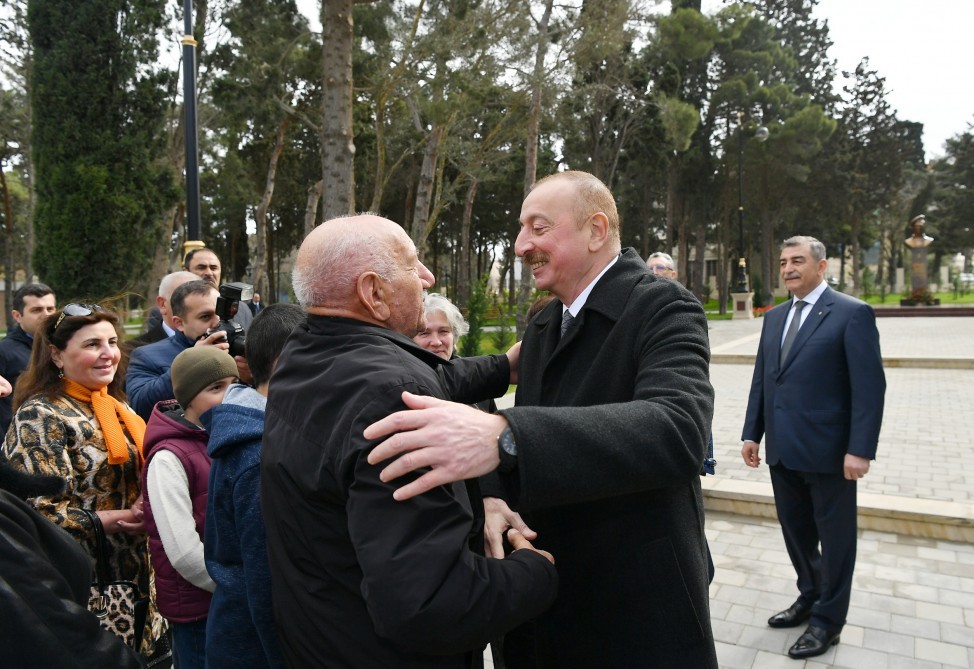 Prezident və xanımı parkda sakinlərlə bir arada - FOTOLAR