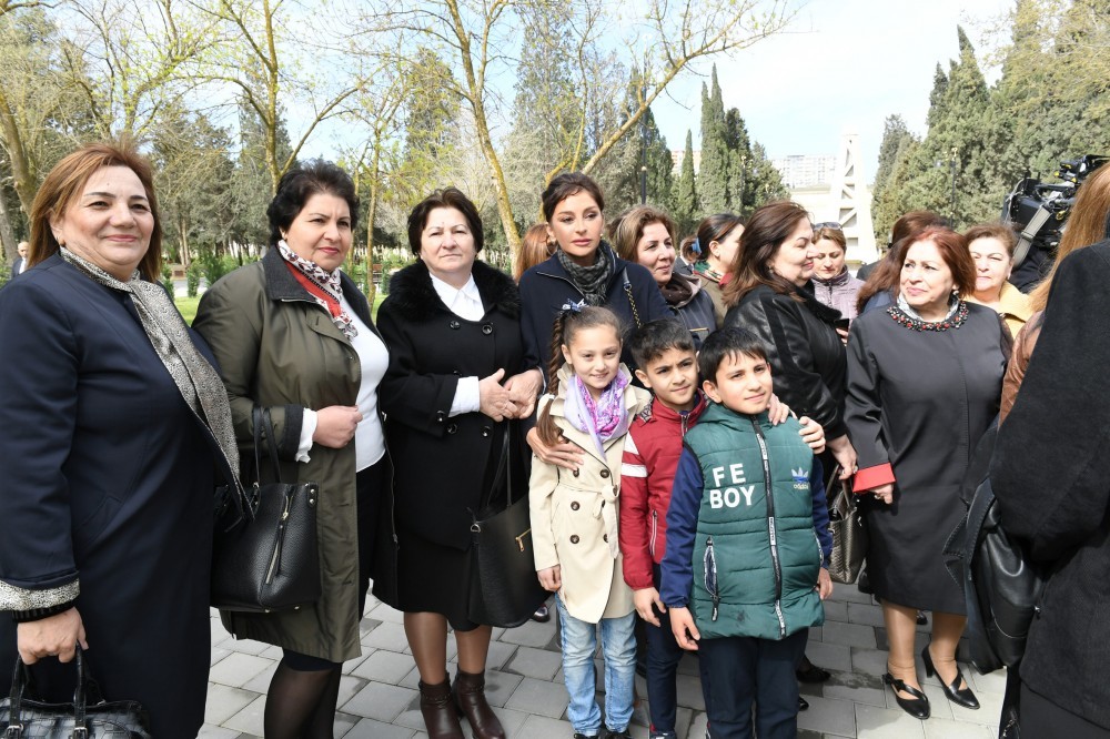 Prezident və xanımı parkda sakinlərlə bir arada - FOTOLAR