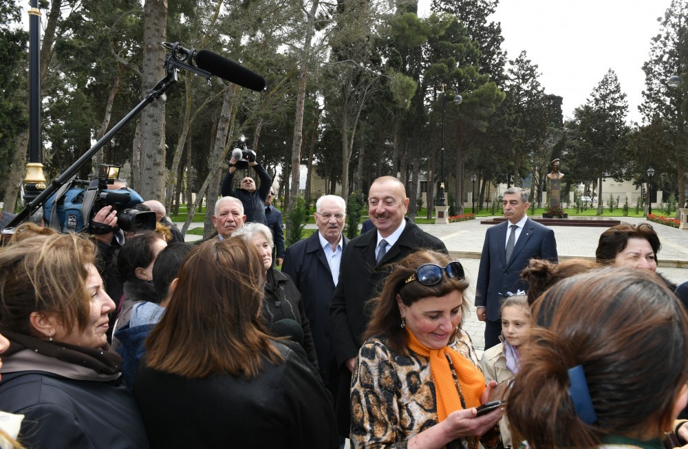 Prezident və xanımı parkda sakinlərlə bir arada - FOTOLAR