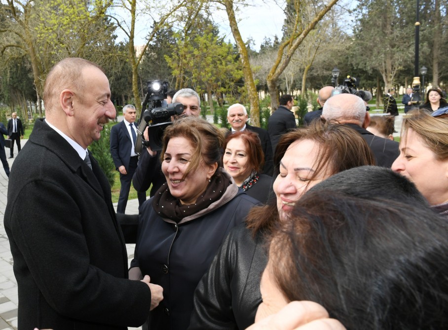 Prezident və xanımı parkda sakinlərlə bir arada - FOTOLAR