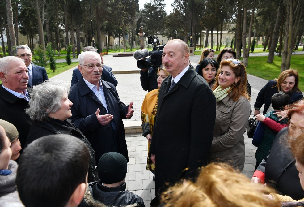 Prezident və xanımı parkda sakinlərlə bir arada - FOTOLAR