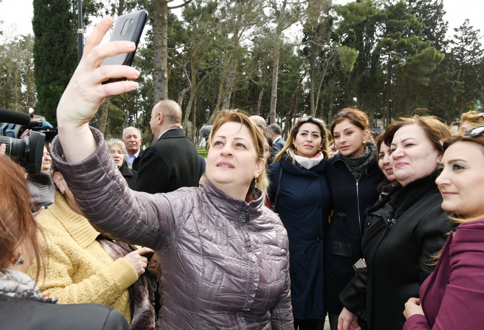 Prezident və xanımı parkda sakinlərlə bir arada - FOTOLAR