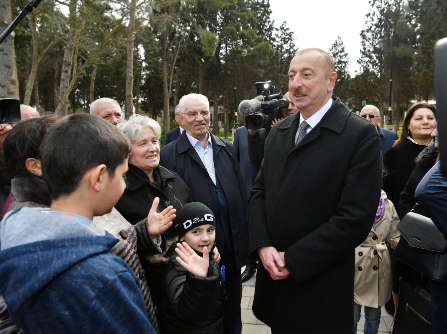 Prezident və xanımı parkda sakinlərlə bir arada - FOTOLAR