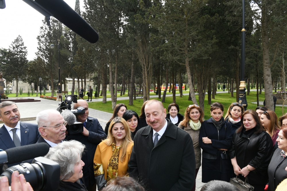 Prezident və xanımı parkda sakinlərlə bir arada - FOTOLAR