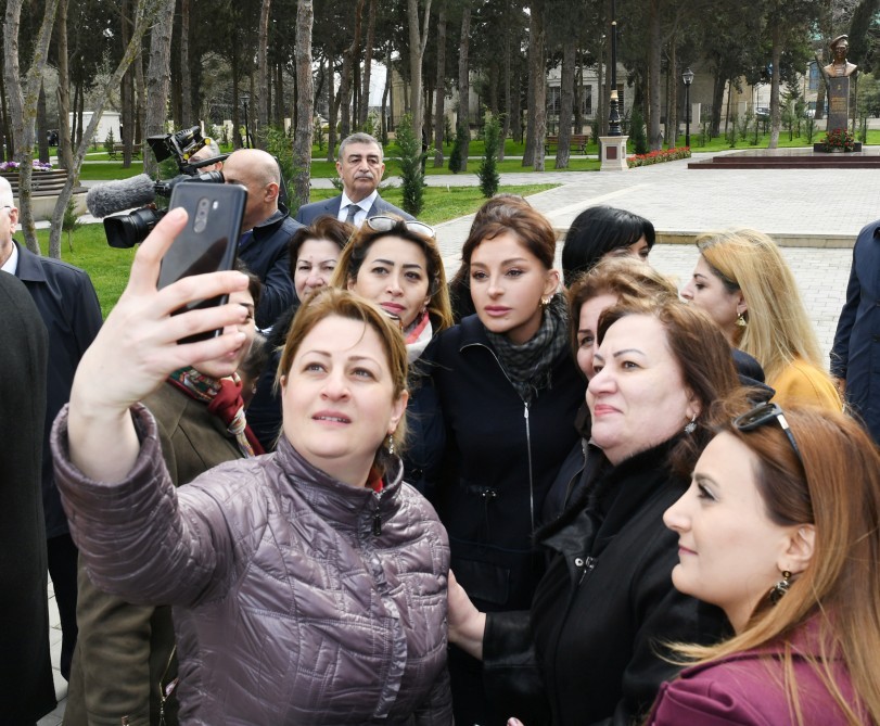 Prezident və xanımı parkda sakinlərlə bir arada - FOTOLAR