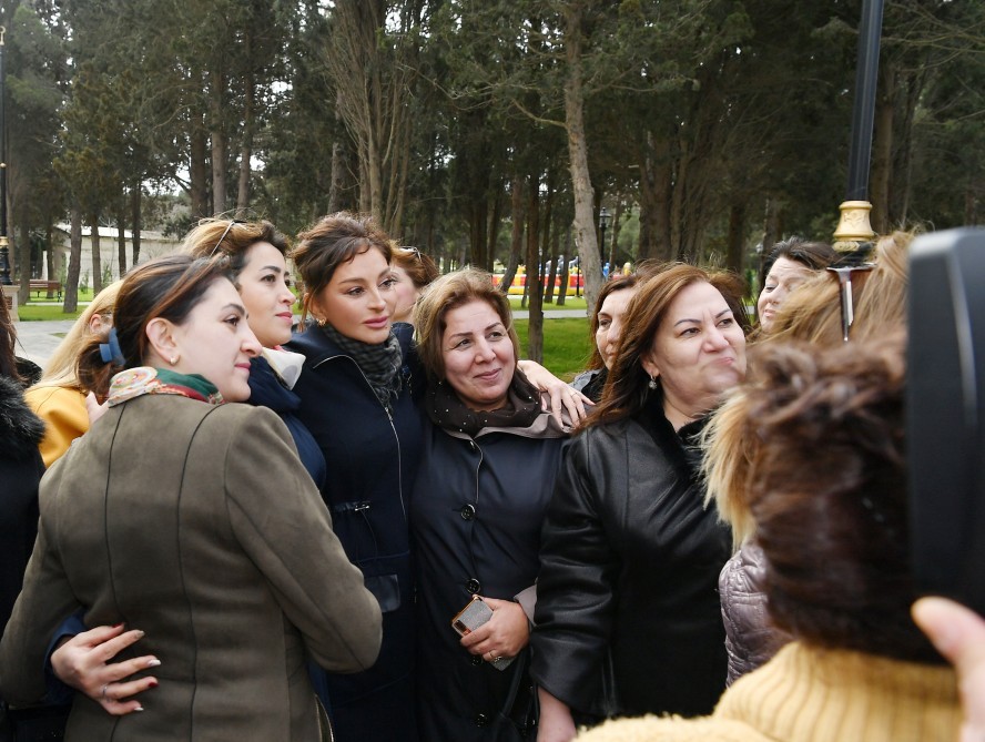 Prezident və xanımı parkda sakinlərlə bir arada - FOTOLAR