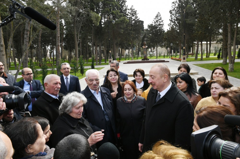 Prezident və xanımı parkda sakinlərlə bir arada - FOTOLAR