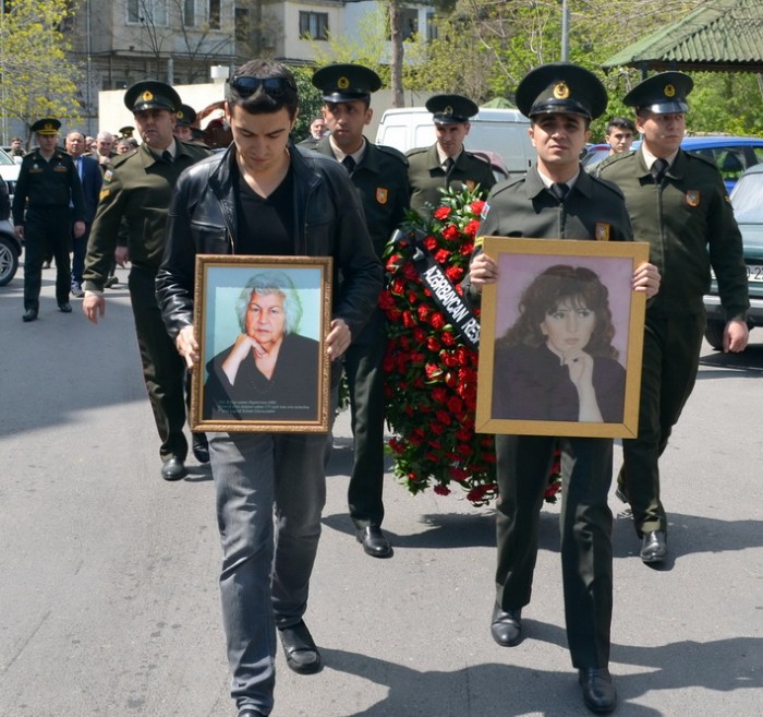 Şəhid anası son mənzilə yola salındı - FOTO