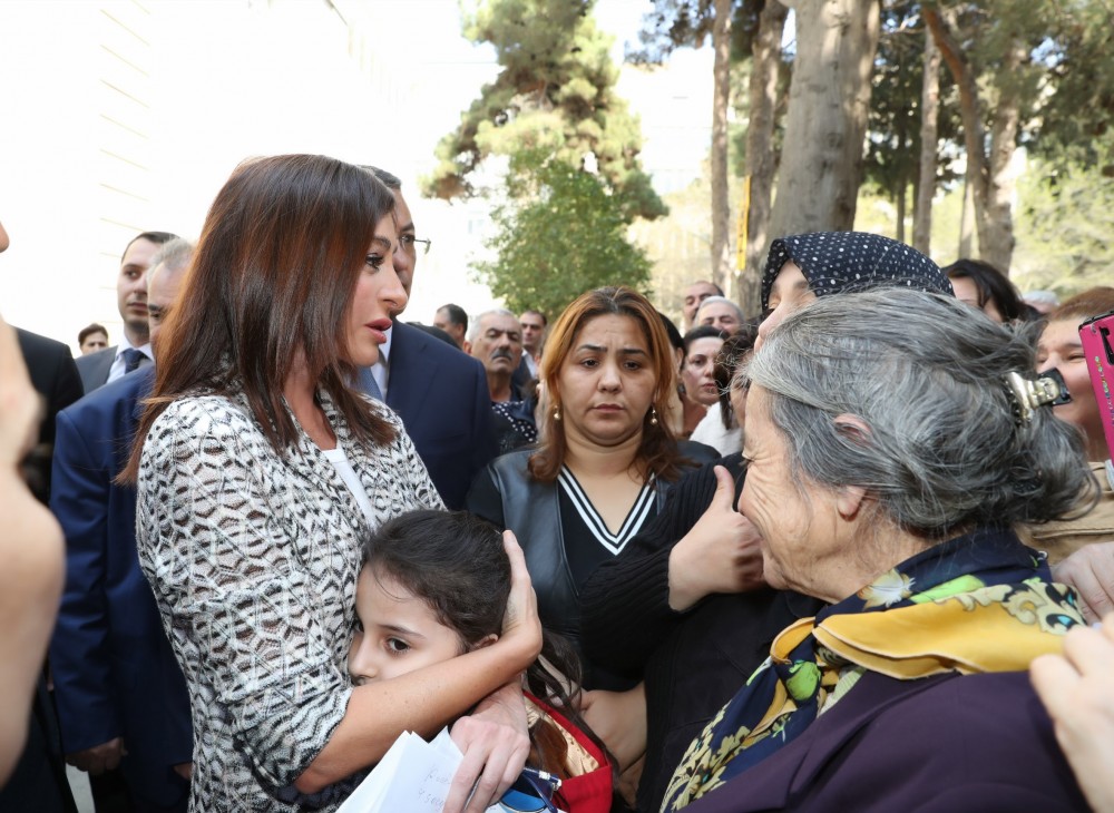 Mehriban Əliyevadan yaşlı qadına səmimi jest – FOTOLAR