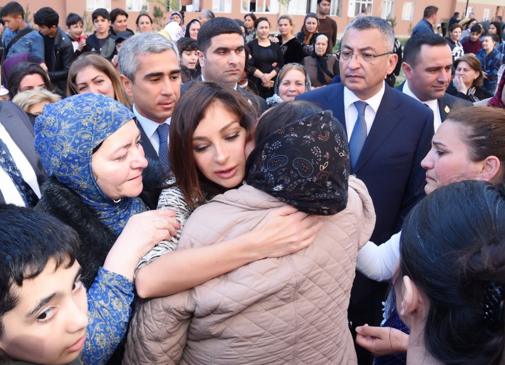 Mehriban Əliyevadan yaşlı qadına səmimi jest – FOTOLAR