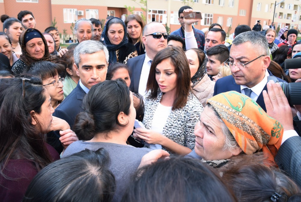 Mehriban Əliyevadan yaşlı qadına səmimi jest – FOTOLAR