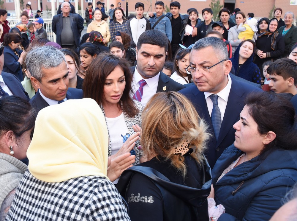 Mehriban Əliyevadan yaşlı qadına səmimi jest – FOTOLAR