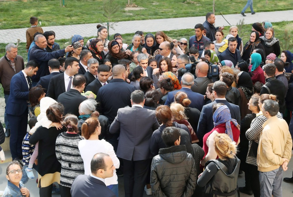 Mehriban Əliyevadan yaşlı qadına səmimi jest – FOTOLAR