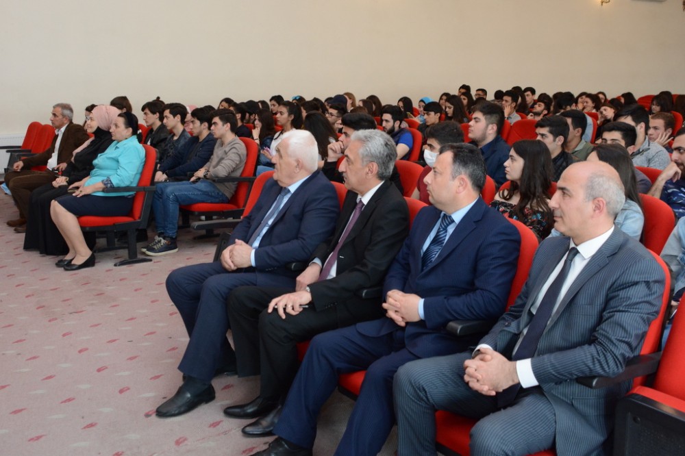 UNEC tələbələrinin ifasında Ulu öndərin sevdiyi mahnı və şeir çələngi - FOTOLAR