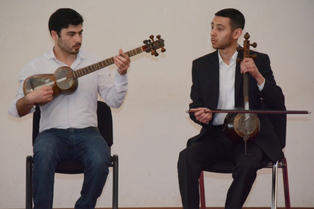 UNEC tələbələrinin ifasında Ulu öndərin sevdiyi mahnı və şeir çələngi - FOTOLAR