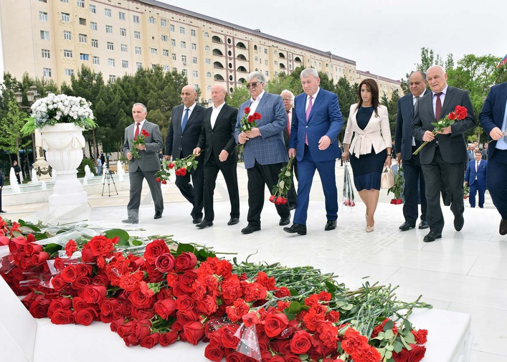 Sumqayıtda Ümummilli Lider Heydər Əliyevin xatirəsi anıldı - FOTO