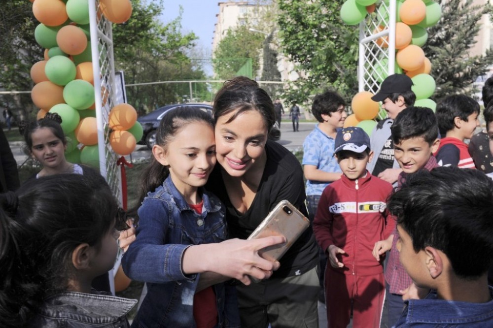 Leyla Əliyeva yeni həyətin açılışında - FOTOLAR