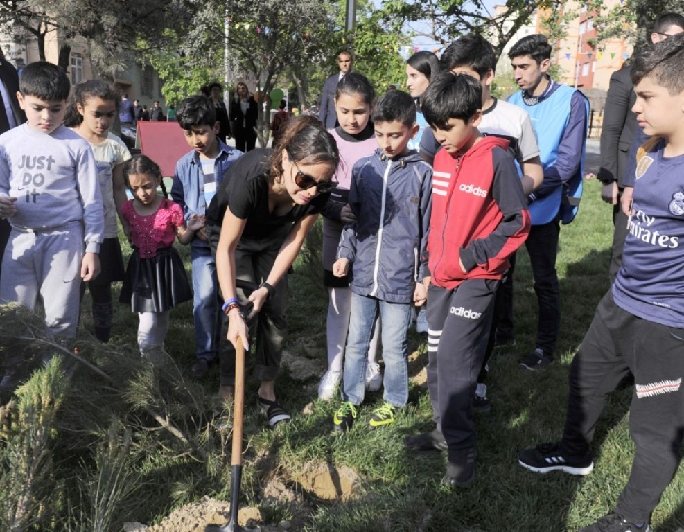 Leyla Əliyeva yeni həyətin açılışında - FOTOLAR