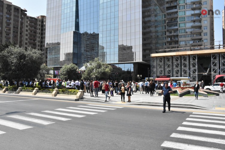 “Dəmirçi Plaza”da tüstülənmə oldu - FOTO