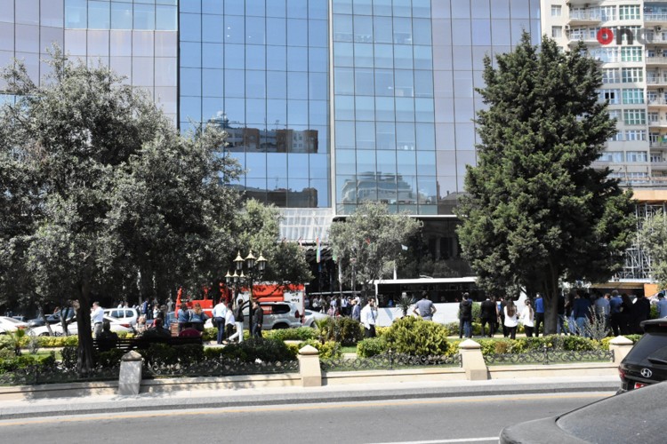 “Dəmirçi Plaza”da tüstülənmə oldu - FOTO