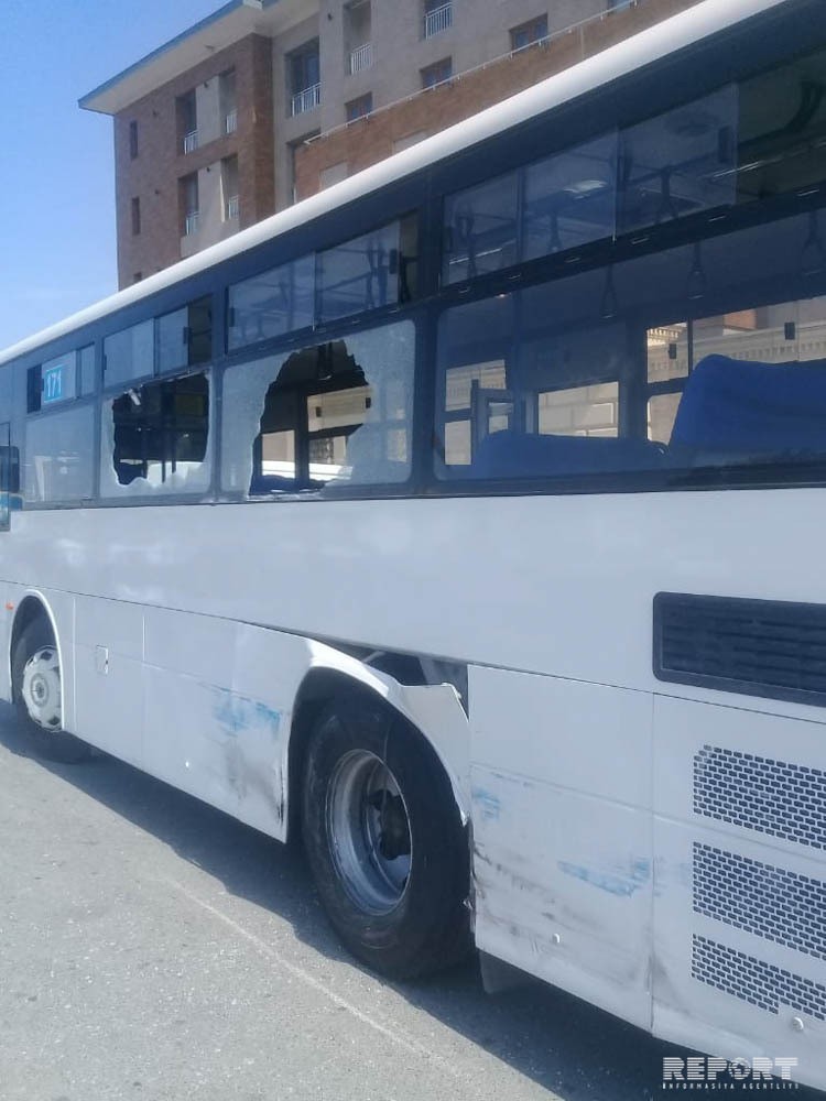 Aeroport yolunda QƏZA: Avtobus kranla toqquşdu (FOTO)