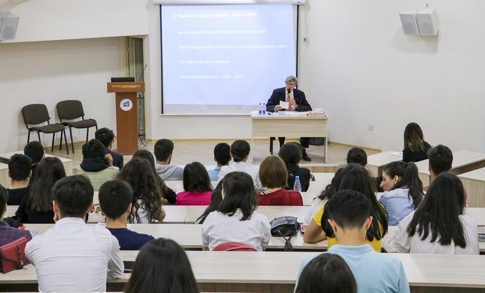 Nüfuzlu tədqiqatçı azərbaycanlı tələbələrə seminar keçdi - FOTOLAR