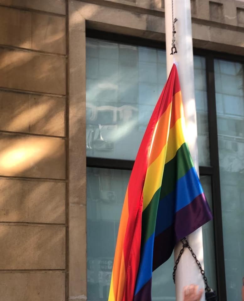 Bakıda səfirlik binasında LGBT bayrağı asıldı - FOTO