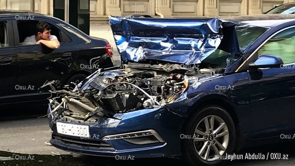 Bakıda “Hyundai” əsgərləri daşıyan maşına çırpıldı - FOTO/VİDEO