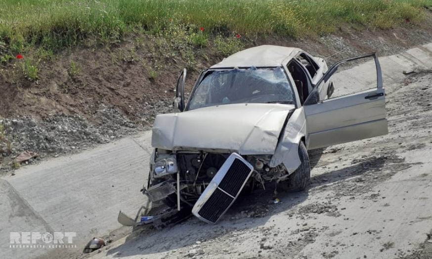 Maşın yoldan çıxaraq aşdı: yaralılar var - FOTO