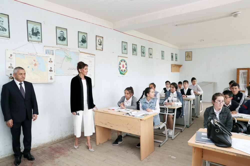 Mehriban Əliyeva onu qonaq çağıran sakinin evində - FOTOLAR